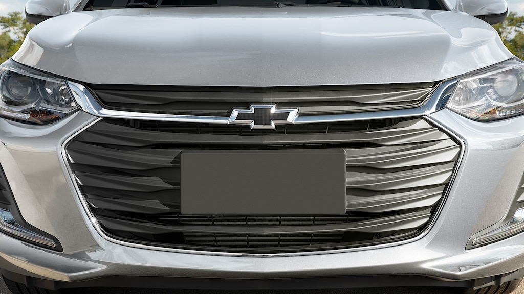 Emblema delantero negro, es parte del kit black de accesorios para Chevrolet Onix 2024, sedán deportivo