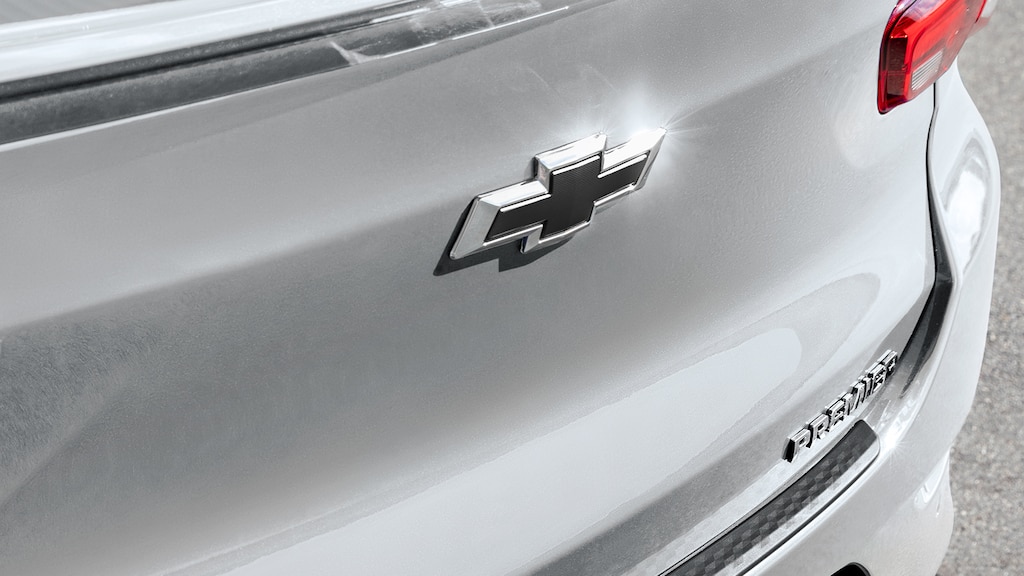 Emblema trasero negro, es parte del kit black de accesorios para Chevrolet Onix 2024, sedán deportivo