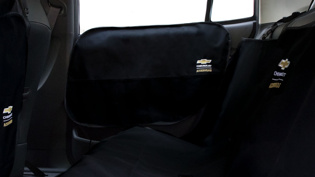 Protector interior de puertas, es parte del kit mascotas para Chevrolet Onix 2024, sedán deportivo