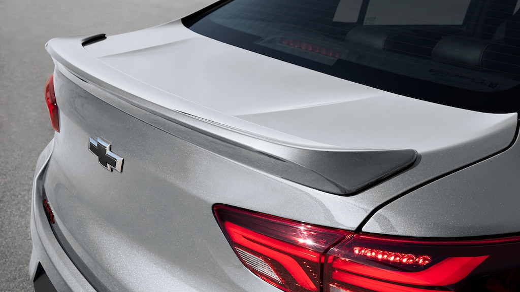 Alerón de cajuela, es parte del kit sport de accesorios para Chevrolet Onix 2024, sedán deportivo