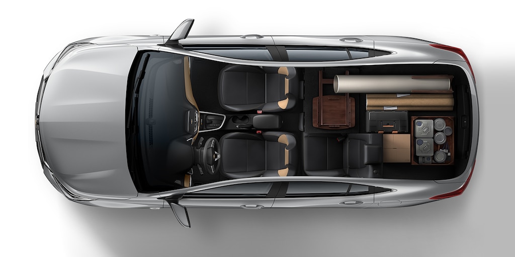 Espacio interior para llevar cosas del hogar en Chevrolet Onix 2024, sedán deportivo