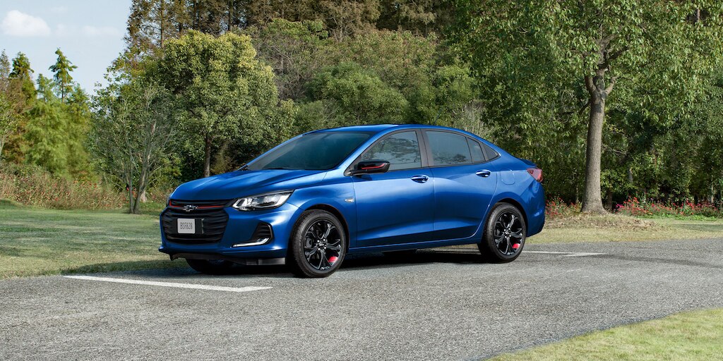 Chevrolet Onix 2024, sedán deportivo con detalles negros y acentos en rojo, líneas deportivas y un look dinámico